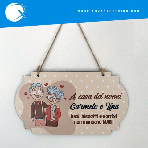 idea regalo festa dei nonni, targa in legno con stampata una dedica personalizzata